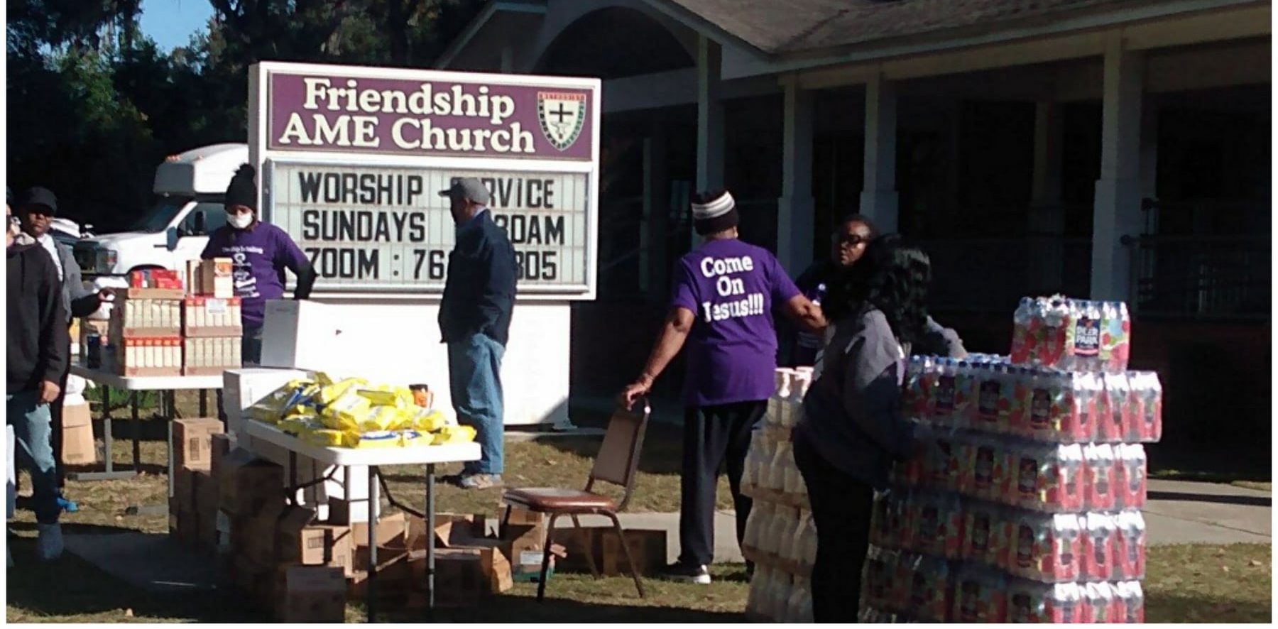 cars lining up food bags 1121
